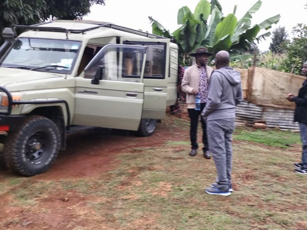Safari Landcruiser ready to pick up guests at the starting point of a 13-Day Kenya Tanzania Safari